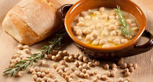 Zuppa di ceci vegana con rosmarino e crostini: la ricetta del giorno per accogliere l'autunno con gusto